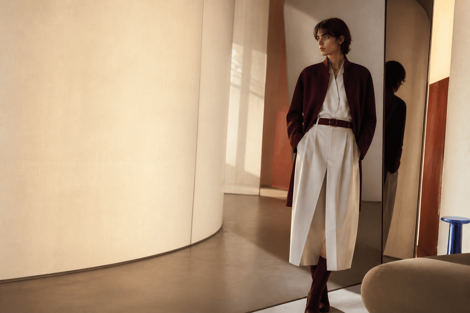 Modella in un camerino contemporaneo dalle forme morbide